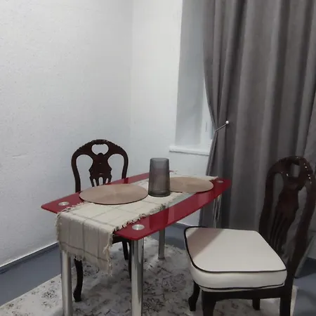 в центре недалеко от пляжа отрада Apartment *
